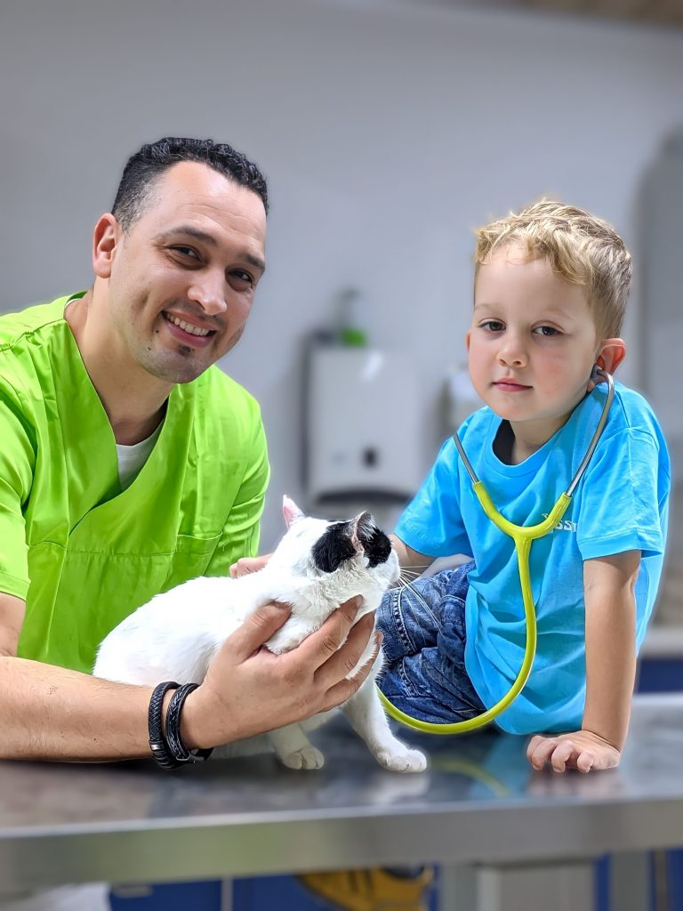 Tierarzt Khelladi, Sohn und Katze